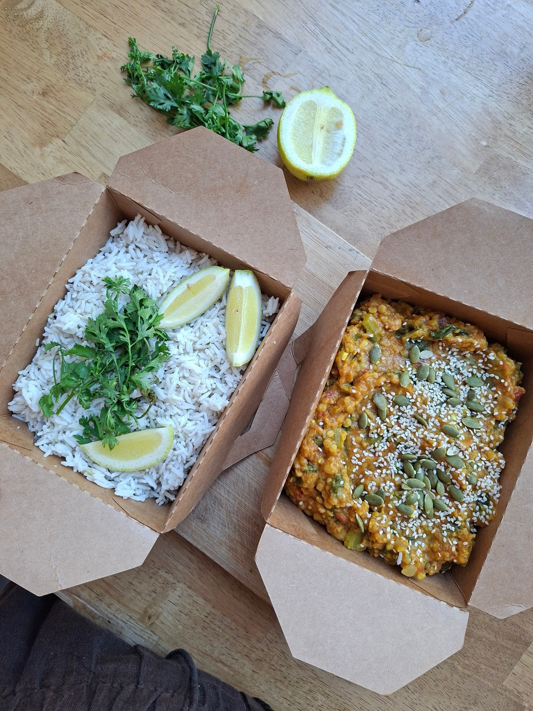 Golden dahl met rijst in afhaalbakjes